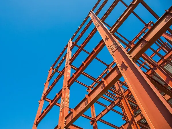 Stahlträger eines Rohbaus gegen blauen Himmel