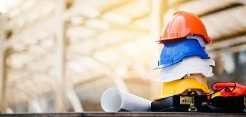 Bauteam bespricht gemeinsam einen Plan auf der Baustelle